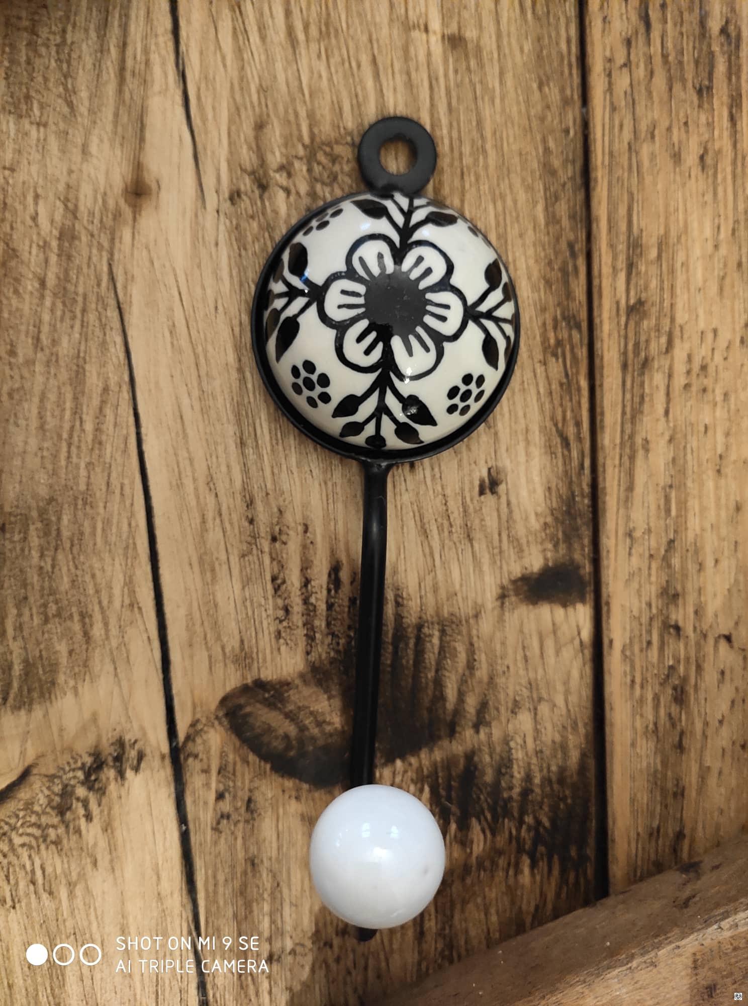 Vešiak keramický s hnedým ornamentom 35
