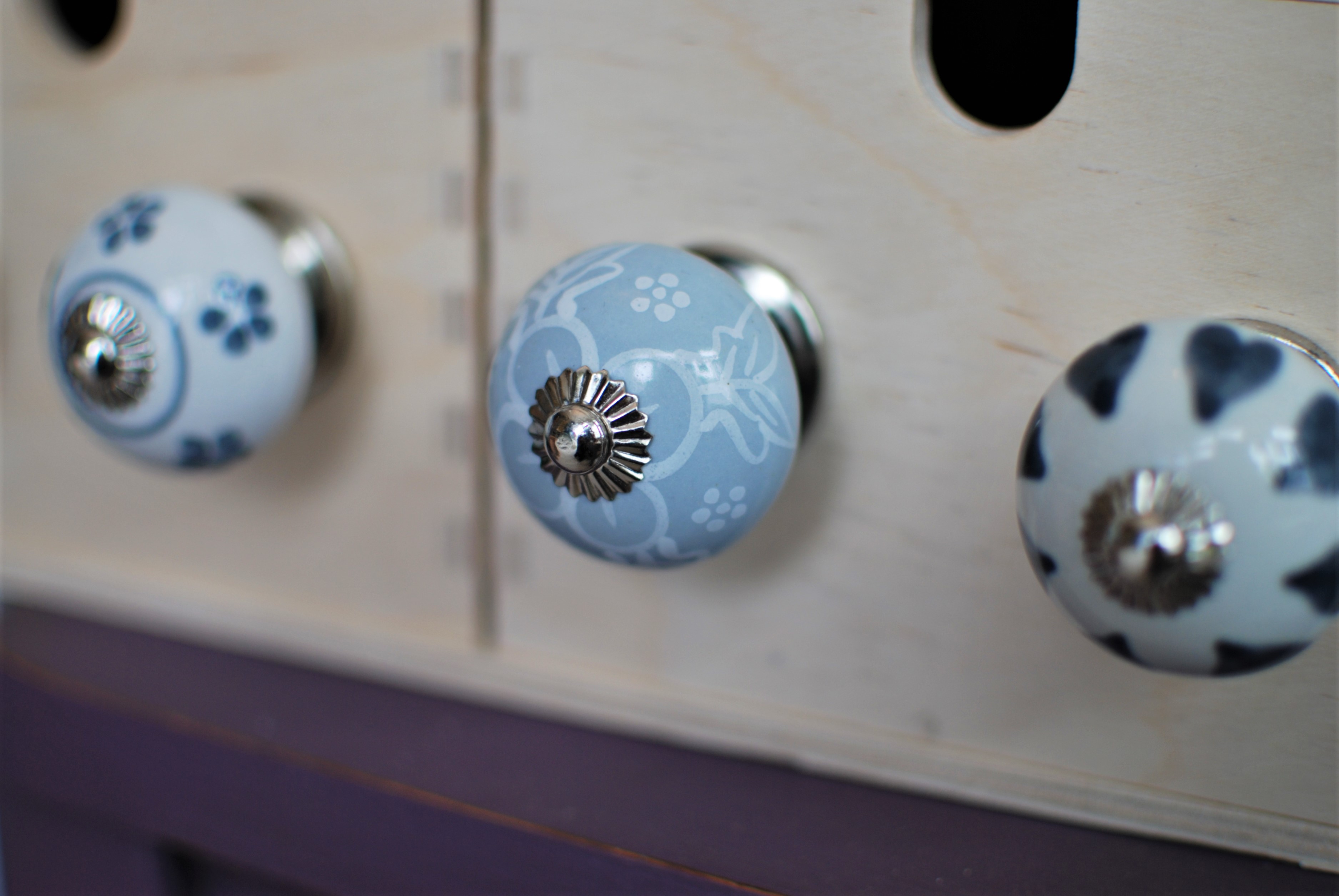 úchytka šedomodrá s ornamentom