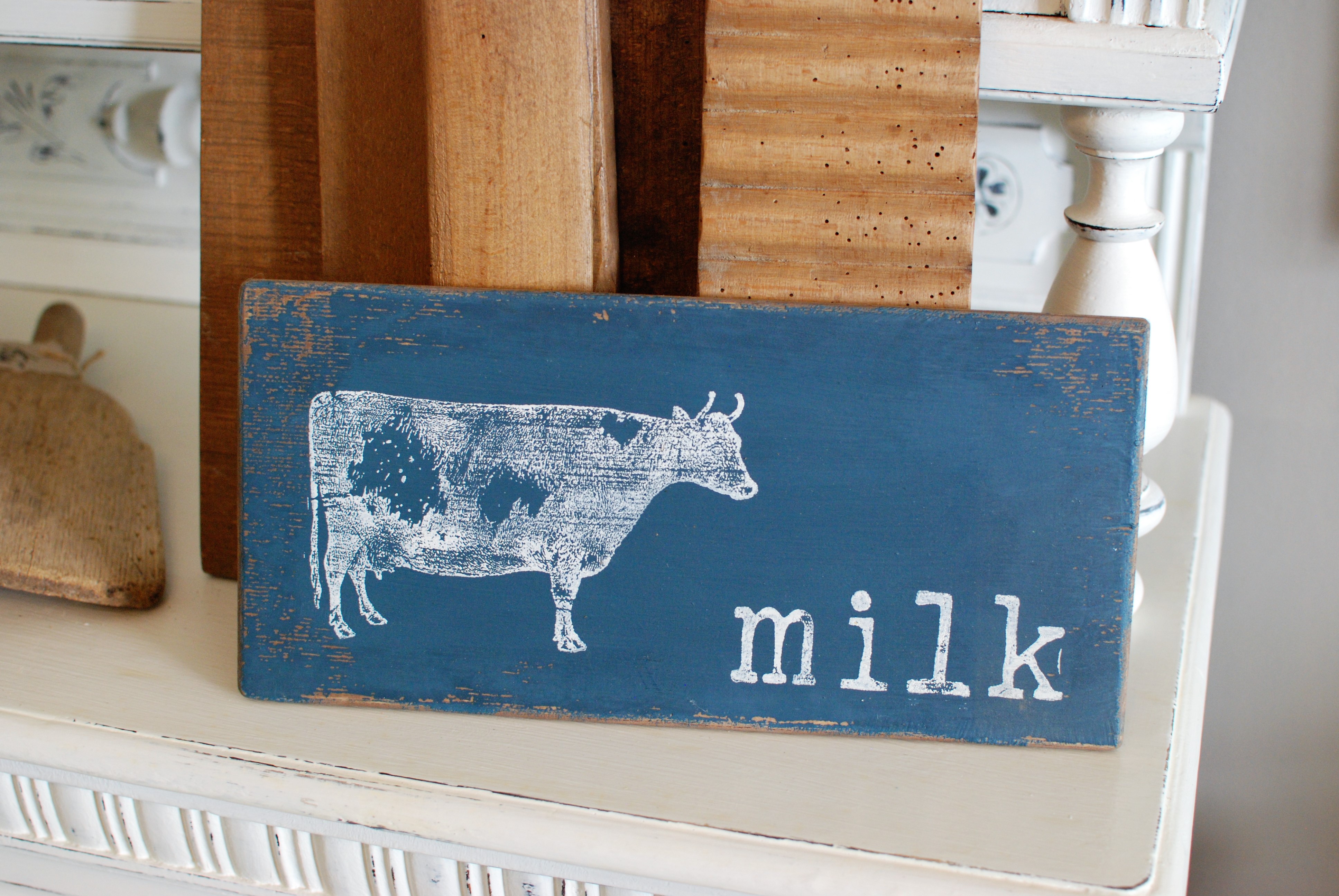 Modrá tabuľka "milk"