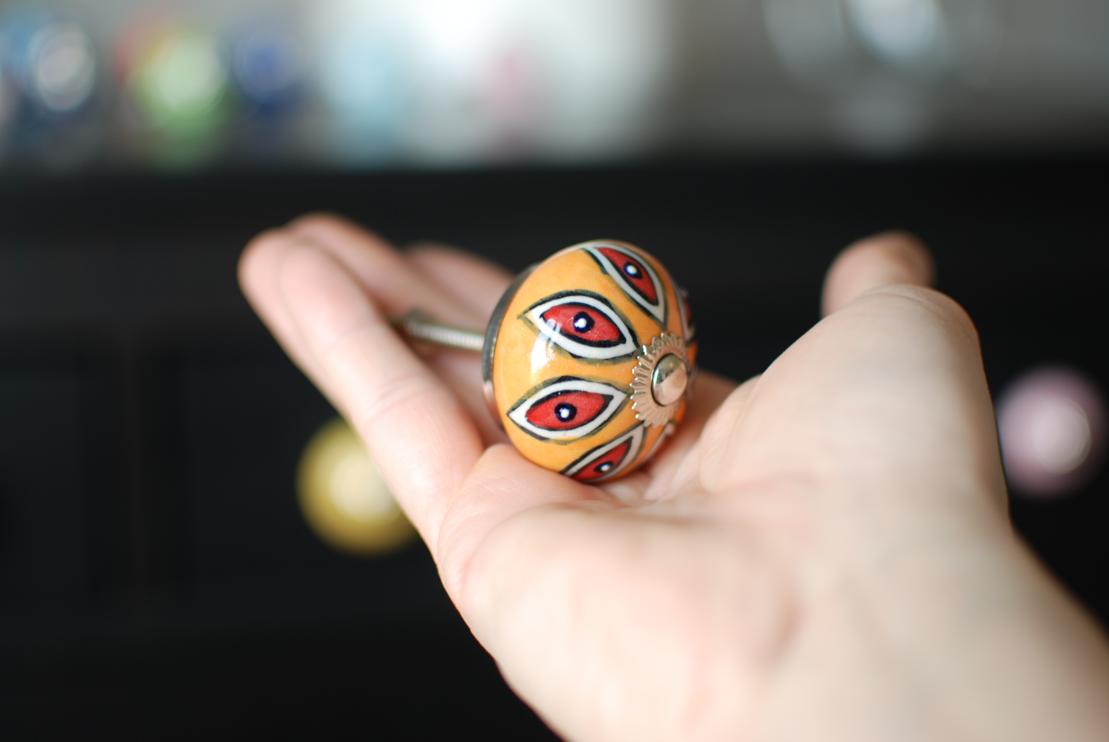 Úchytka s oranžovo-červeným ornamentom