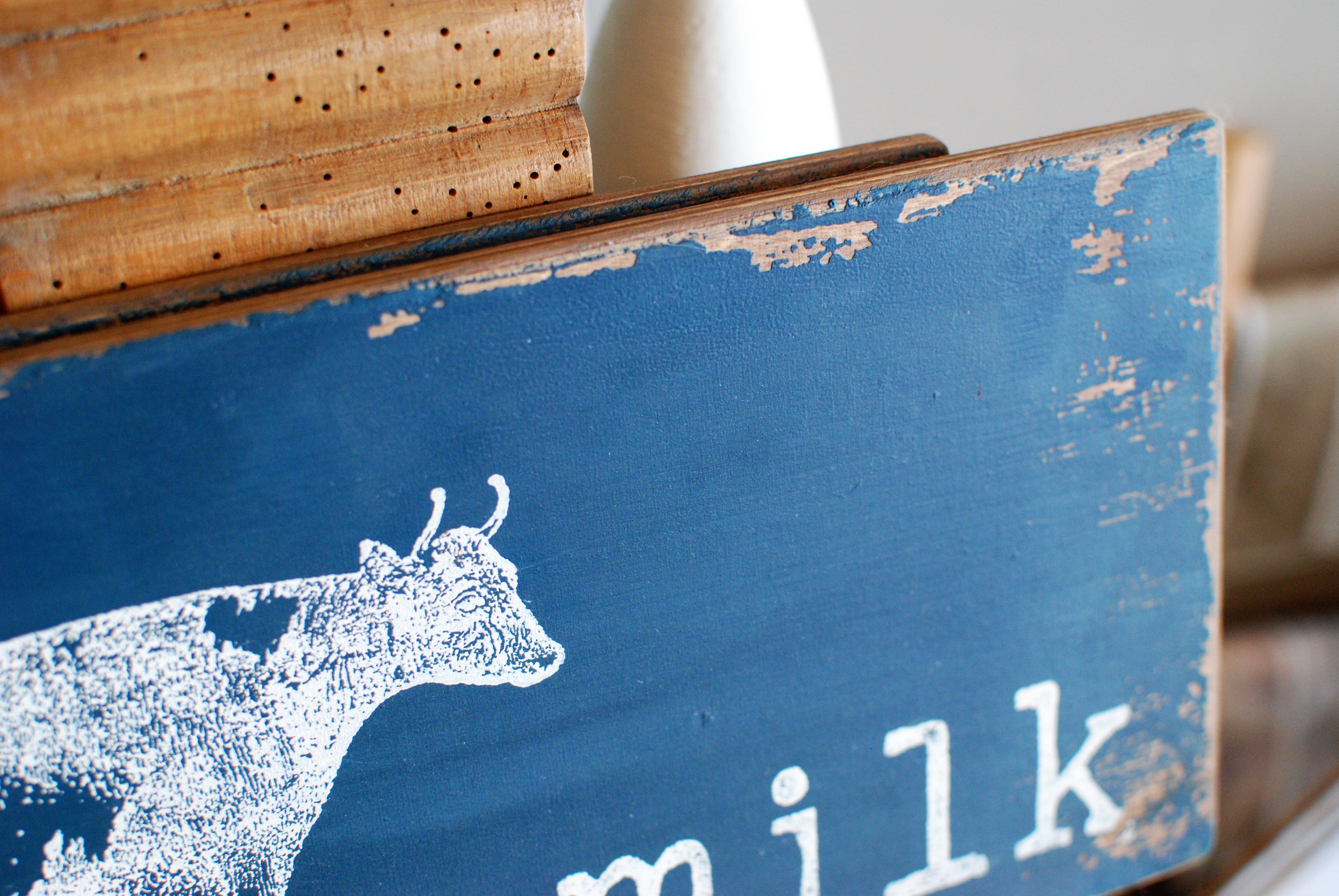Modrá tabuľka "milk"