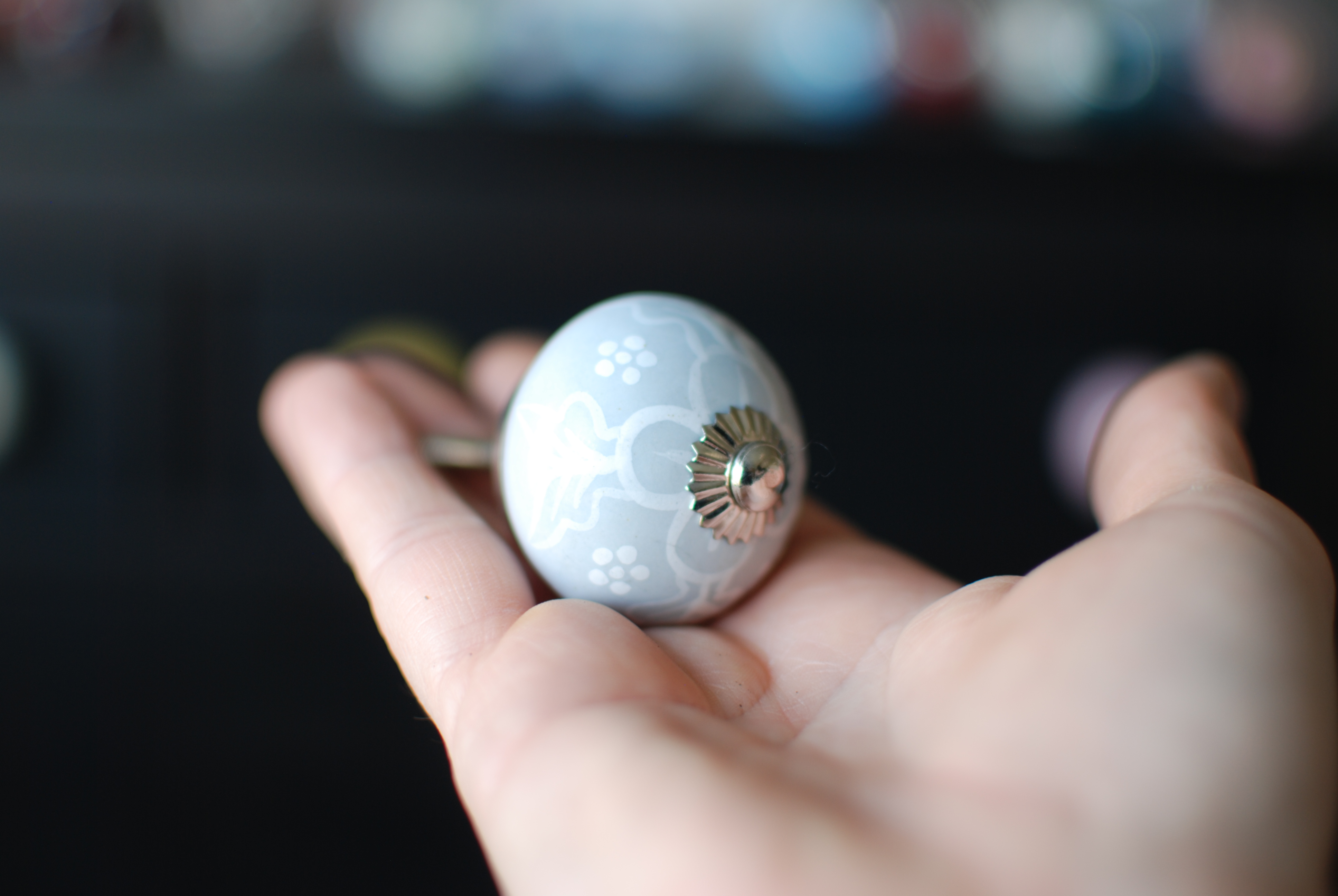 úchytka šedomodrá s ornamentom