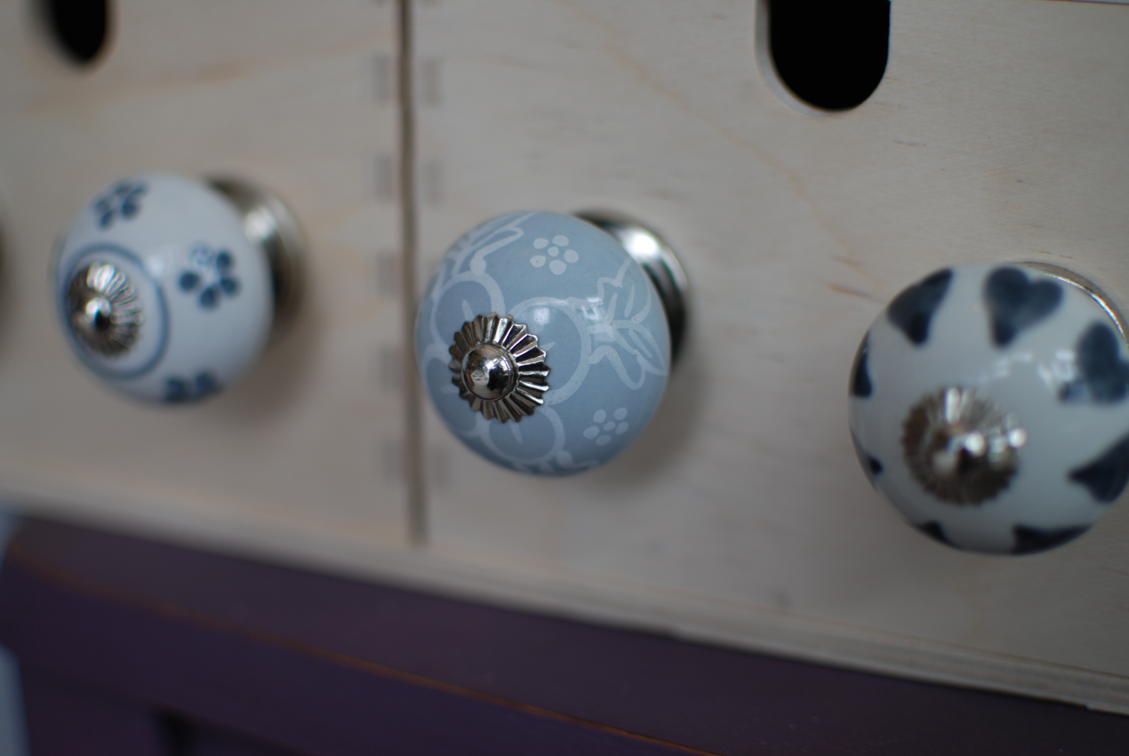 úchytka šedomodrá s ornamentom