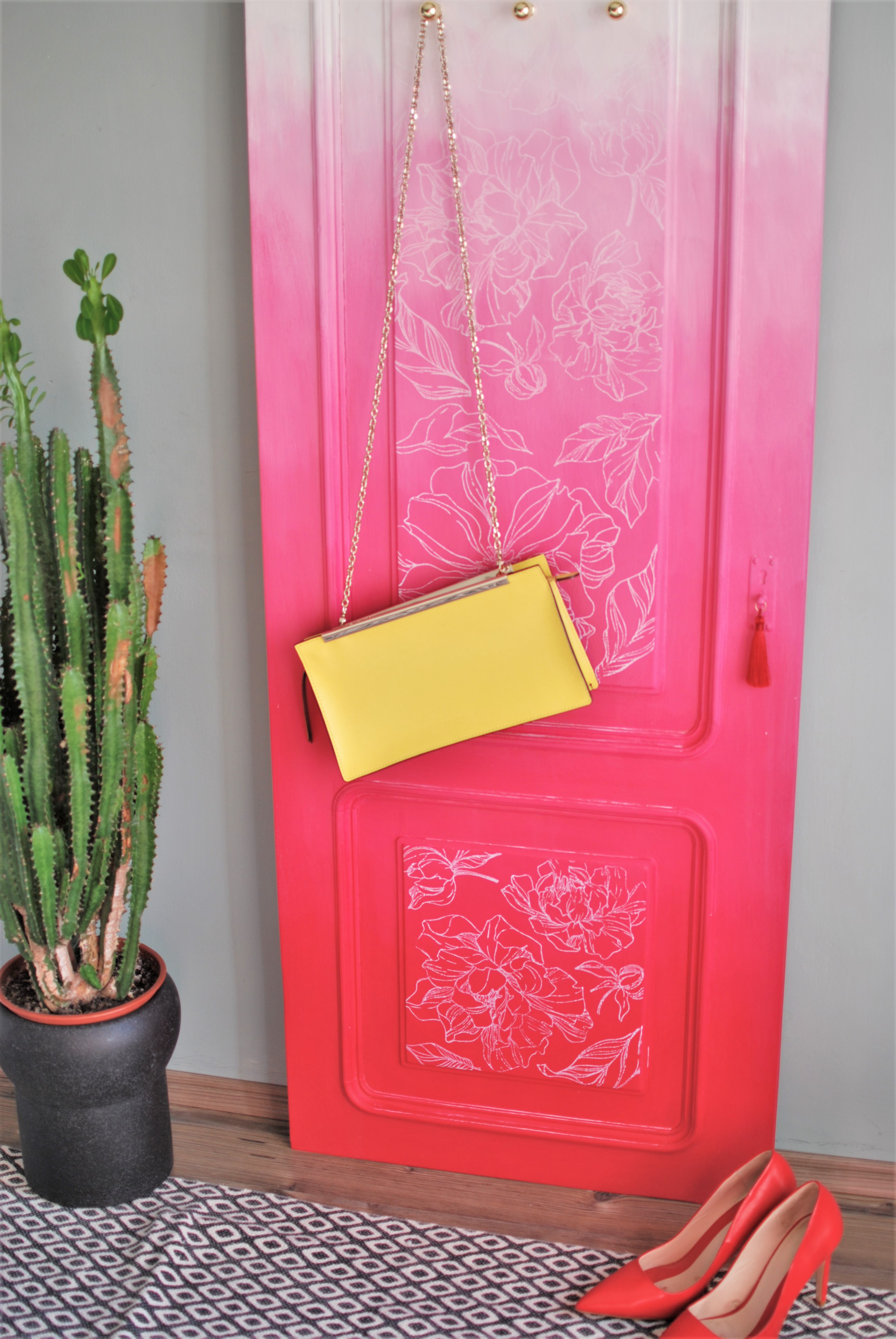 Ombré vešiak zo starých dverí