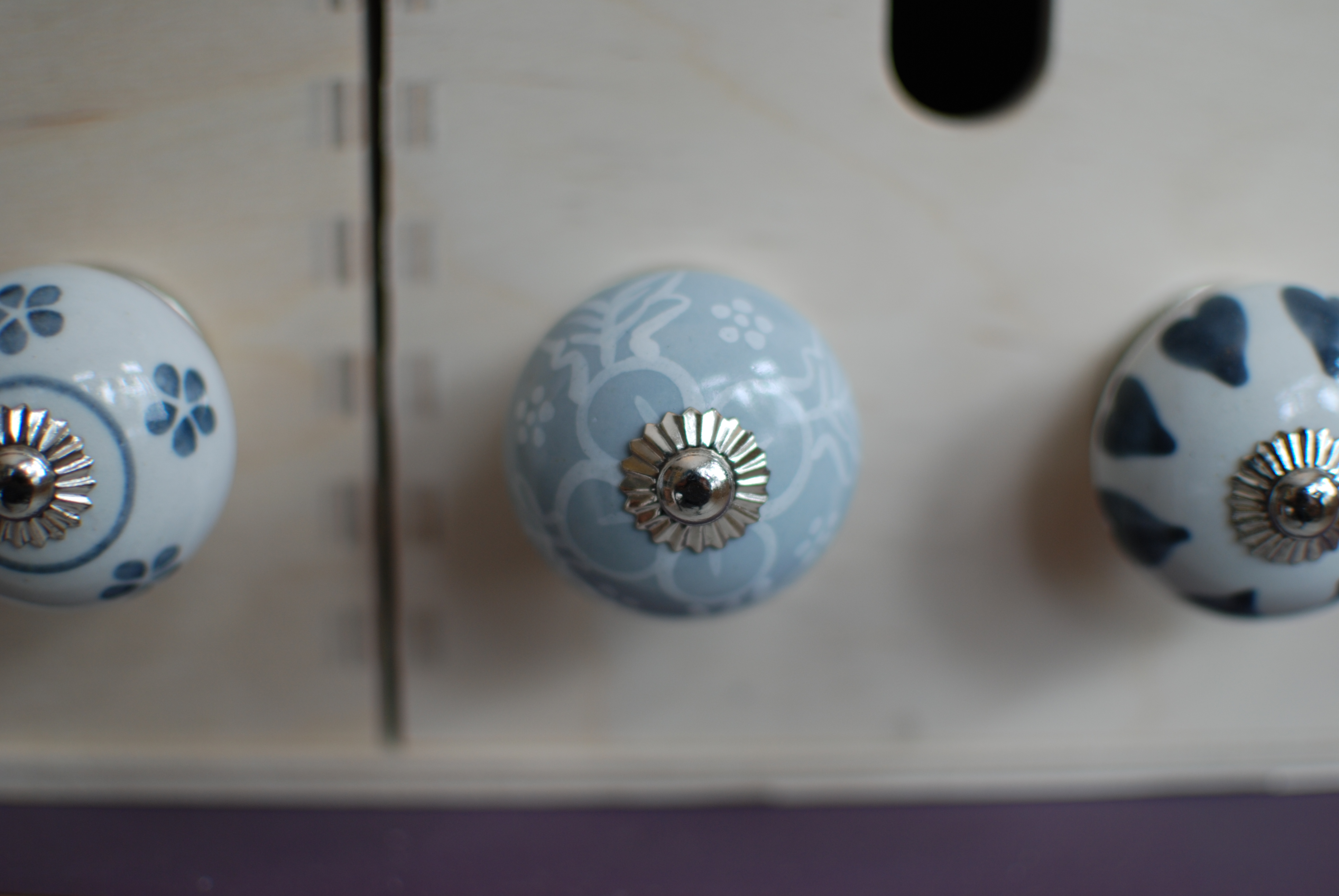 úchytka šedomodrá s ornamentom