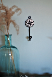 Vešiak keramický biely s čiernym ornamentom 63