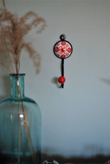 Vešiak keramický s červeným ornamentom 69