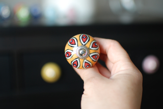 Úchytka s oranžovo-červeným ornamentom