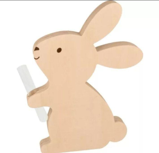 Drevený zajac so skúmavkou na kvet 