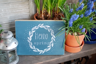 Modrá tabuľka "Hello spring"
