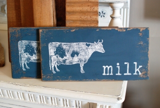 Modrá tabuľka "milk"